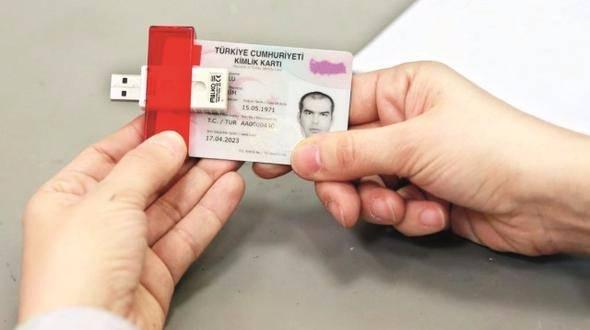 <p>Kimlik kartında renkli fotokopi fotoğraf kullanılabilir mi? <br />
<br />
Fotokopi veya bilgisayarda çoğaltılan fotoğraflar kullanılamaz.</p>
