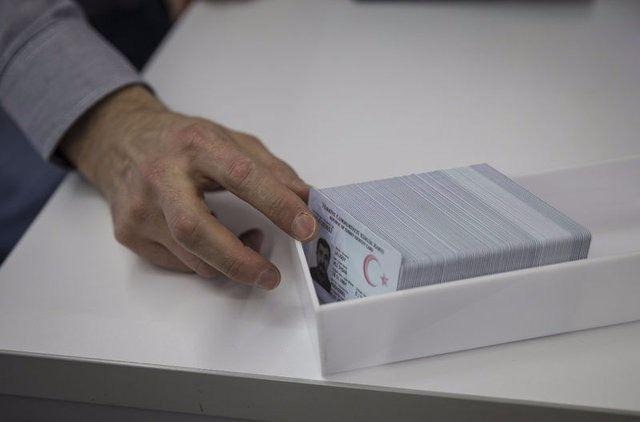 <p>"Kimlik paylaşım sistemi hizmeti kullanan kurumların kendi uygulamalarında yeni kimlik kartına uygunluğu daha önce bildirilmiş olan çıktı parametrelerine göre değişiklikleri gerçekleştirmedikleri, bu nedenlerle kimlik kartı alan vatandaşların sorunlar yaşadığı tespit edilmiştir. Gerekli hassasiyetin gösterilerek, istenilen bilgi ve belgelerin yeni kimlik kartları üzerindeki bilgileri dikkate alarak düzenlenmesi, kimlik paylaşım sistemine entegre çalışan uygulamalarda ülke genelinde yaygınlaştırmaya başlamadan önce gerekli değişikliklerin ivedilikle yapılması önem arz etmektedir."</p>

<p> </p>
