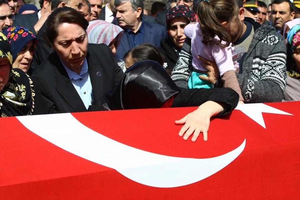 <p>Anne Kebir Çetin ise oğlunun tabutuna sarılarak, "Sen gelmedin, ben geldim. Mustafam seni böyle mi uğurlayacaktım, böyle mi ayrılayacaktık" diyerek gözyaşı döktü. Şehidin eşi Ayşe Çetin ile babası Süleyman Çetin'in, tören sırasında ayakta durmakta zorlandığı görüldü.</p>
<p> </p>