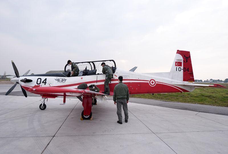 <p>Aldıkları eğitime göre "başlangıç uçuş eğitimi"ne iki kişilik SF-260D pervaneli uçaklarla başlayan adaylar, 22 sortilik uçuş tecrübesi edindiği 3 aylık dönemin ardından temel uçuş eğitiminin ilk aşamasına geçiyor. Adaylar bu aşamada KT-1T tipi jet uçaklarla 37 sortilik gerçek uçuş yaparak yeteneklerini geliştiriyor. </p>

<p> </p>
