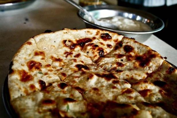 <p>Pakistan kahvaltısı</p>

<p>Tavada kızartılarak hazırlanan mayasız Hint ekmeği ‘aloo paratha’ ve çay bu ülkede en popüler kahvaltı tercihleri. Sebzeli körili et veya tavuk en sevilen kahvaltı yiyeceklerinden... Kimyon ve naneli ayran da eşlik ediyor</p>

