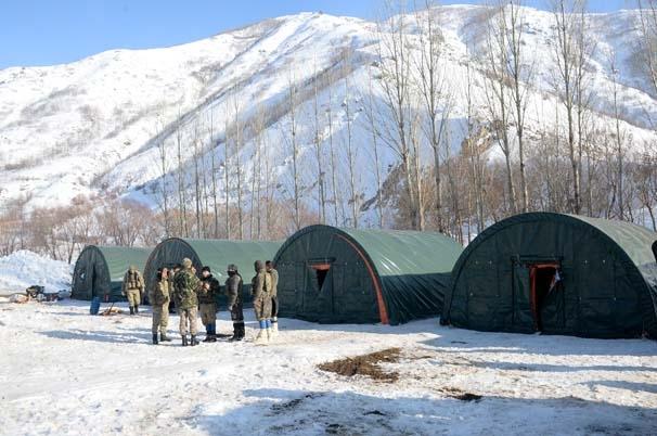 <p>İl Jandarma Bölge Komutanlığına bağlı JÖH birlikleri, hava  sıcaklığının sıfırın altında 15 derece ölçüldüğü Bitlis'te terör örgütü PKK'ya  yönelik operasyonlarını aralıksız sürdürüyor.</p>
