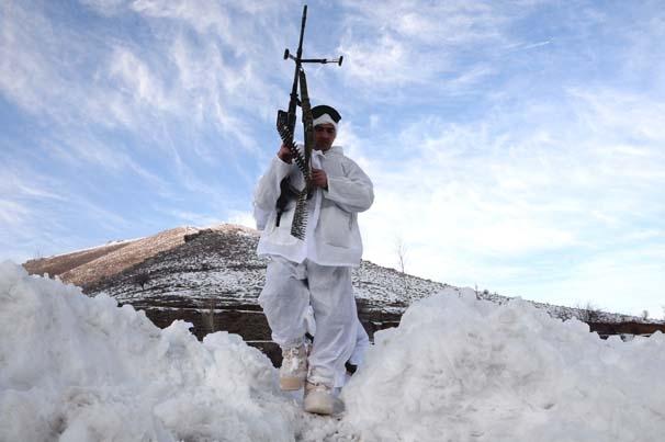 <p>JÖH birlikleri, Türkiye'nin en soğuk illeri arasında bulunan ve en  fazla kar yağan illerinden Bitlis'te görevini başarıyla yerine getiriyor.</p>
