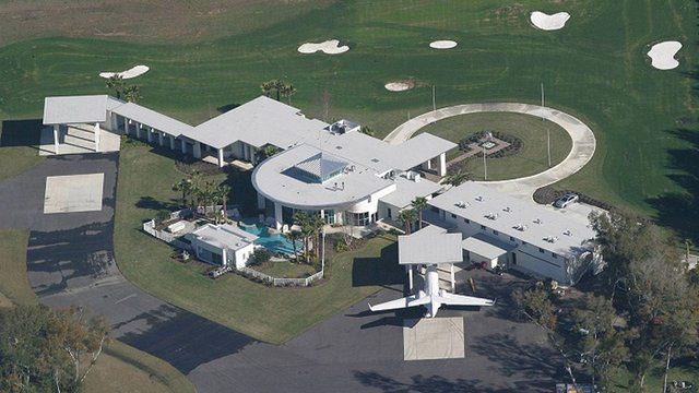 <div>John Travolta'nın evi Florida, Ocala'da bulunan özel bir havaalanı olan Greystone Havaalanı içinde yer alıyor.</div>

<div> </div>
