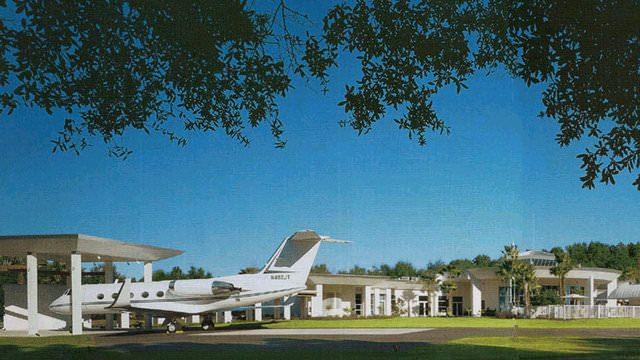 <div>Tek motorlu uçakların yanı sıra özel iş jeti ve Boeing 707'si dahil toplam 5 uçağa sahip olan Travolta'nın uçaklarını evinin önüne park edebilmesi için özel bölümler bulunuyor.</div>

<div> </div>
