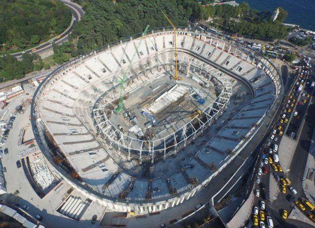 <p>Havadan görüntülenen Vodafone Arena'nın çatı çelik iskeletinin hasar gören bölümlerinin söküldüğü ve yeniden yapılmasına başlandığı görüldü.</p>
