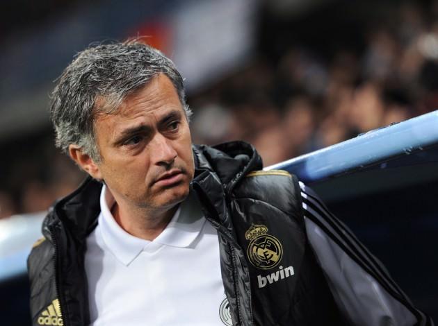 <p>Real Madrid, 7 yıldır sezon öncesi hazırlık kampını Los Angeles'ta yapıyor. Abel Rodriguez de son yedi yıldır tüm yıllık izinlerini, Los Galacticos'un kamp yaptığı tesislerde ücretsiz çalışarak geçiriyordu. Sırf Madrid'lilere yakın olmak için sabahın 5'inde evden çıkıp gece 11'den sonra geri döndüğü bu 15 günlük yıllık izinler sırasında, Abel, hem Mourinho hem de futbolcularla keyifli bir arkadaşlık kurdu.</p>