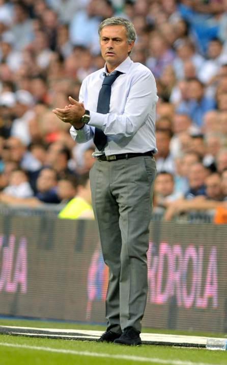 <p>Mourinho hemen orada cep telefonu ile Abel'in fotoğrafını çekti ve Manchester United'a gidecek kafileye adını ekletti. Rodriguez, Real Madrid ekipmanlarının taşınması ve soyunma odasının düzenlenmesinde çalışacaktı.</p>