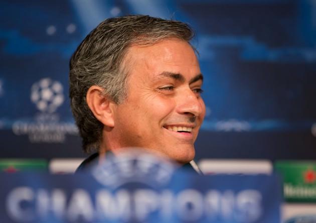 <p>El Clasico'dan bir önceki günü Madrid takımıyla birlikte geçiren Abel, akşam yemeğinde Mourinho ve ekibinin davetlisiydi. Birkaç gün içinde Real, Şampiyonlar Ligi son 16 turundaki maç için İngiltere'ye, Manchester'a gidecekti. Mourinho, ''Sen de bizimle gel'' dedi.</p>