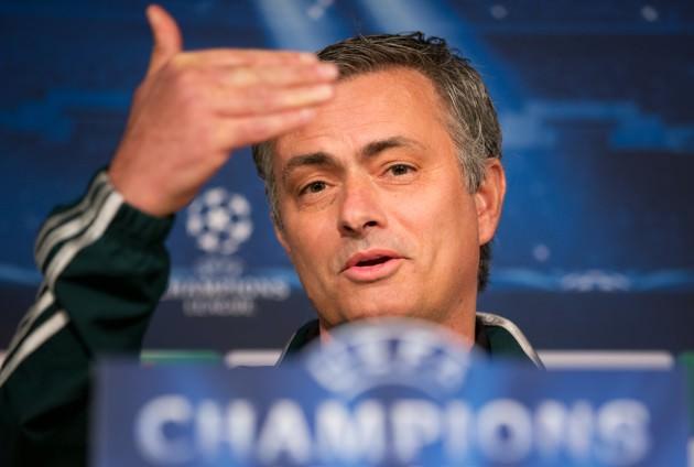 <p>Kulüp kontenjanından El Clasico'yu izleyen Abel, ertesi günden itibaren Real'deki geçici işine başladı. 5 mart günü Old Trafford'daki maç önü görüntülerini izleyenler, Abel'i koridorlarda Cristiano Ronaldo'nun yanında gördüler. Bu görüntünün birkaç saniye öncesinde United yıldızı Chicarito Hernendes, Abel'in yanına yaklaşıp maç sonunda onu bulmasını, formasını hediye edeceğini söylemişti. Mourinho, Hernandes'den, Meksika kökenli bu arkadaşı için bir iyilik yapmasını rica etmiştir.</p>