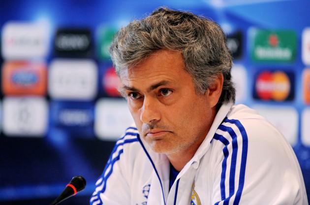 <p>Real Madrid'in eve dönüş uçağında, Mourinho'nun, "Bize şans getirdin" diye seslendiği Abel Rodriguez, aynı gece Los Angeles'a geri döndü. Artık, sezonun bir an önce bitmesini, Real'in sezon öncesi hazırlık kampının gelmesini bekliyor. Bu kez Jose Mourinho orada olabilecek mi, bilinmez... Ama Abel Rodriguez yıllık iznini alacak ve Real için ücretsiz çalışmak için tesislerde Los Galacticos'u karşılayacak.</p>