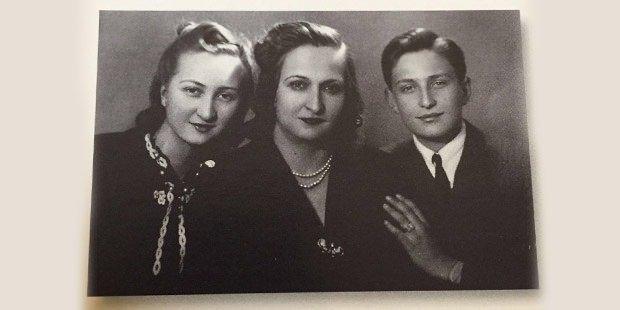 <p>Sadberk Hanım kolej öğrencisi olan kızı Semahat ve Rahmi ile birlikte. 1945.</p>
<p> </p>