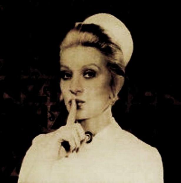 <p>'Sus' işareti yapan hemşire</p>

<p> </p>
