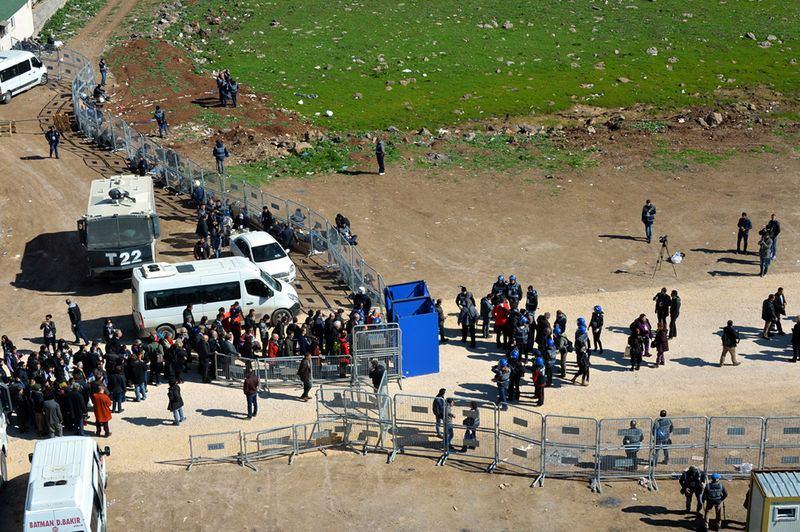<p>Diyarbakır'da nevruz kutlamaları 21 Mart günü merkez Bağlar İlçesi'ndeki Nevruz Parkı'nda yapıldı. Kutlamalar öncesi Diyarbakır Emniyet Müdürlüğü ile DTK nevruz komitesi olağanüstü güvenlik önlemi alarak güvenliği sağlamaya çalıştı.</p>

<p> </p>
