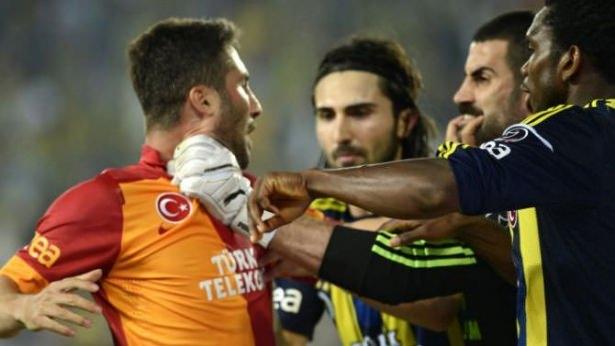 <p>Sabri Volkan'ın ensesine, Volkan ise Sabri'nin boğazına yapıştı, daha sonra Cüneyt Çakır tarafından iki oyuncu da kırmızı kartla oyundan atıldı..</p>
<p> </p>