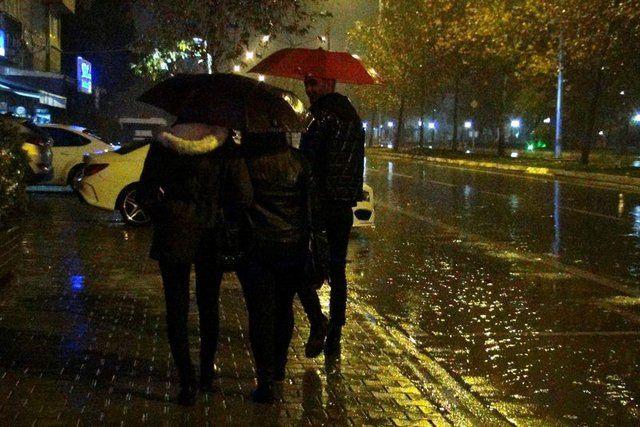 <p><strong>METEOROLOJİ SAAT VERİP UYARDI</strong><br />
<br />
Antalya ve Muğla başta olmak üzere Güney Ege ve Batı Akdeniz'de şiddetli ve aşırı yağışlar bekleniyor.</p>

