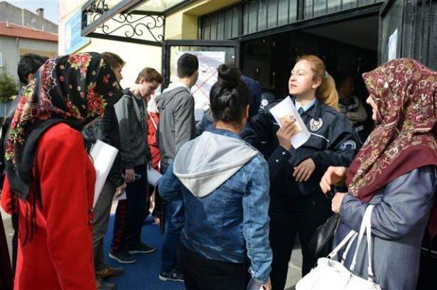 <p>Üniversiteye girişte birinci aşama olan Yükseköğretime Geçiş Sınavı (YGS) saat 10.00'da başladı.</p>
<p> </p>