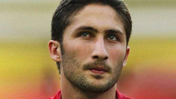 <p>Sabri Sarıoğlu<br />
<br />
Eskişehirspor'u konuk eden Galatasaray, Burak Yılmaz'ın attığı golle 1-0 öne geçmiş takım oyuncuları golün sevincini yaşarken Sneijder, Telles'in üstüne çıkmıştı. Telles'in çenesi Sabri'nin kafasına çarpınca kafasına aldığı darbe ile sakatlanan Sabri'nin kafası file ile sarılmıştı.</p>