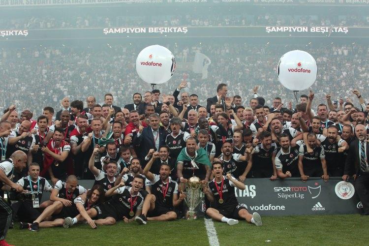 <p>Spor Toto Süper Lig 2016/17 sezonu şampiyonu Beşiktaş, Osmanlıspor maçı sonrası şampiyonluk kupasını kaldırdı.</p>
