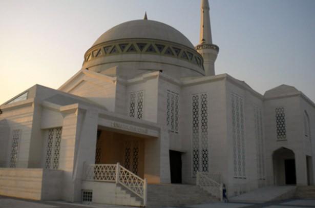 <div><strong>DUMANKAYA CAMİİ:</strong> Pendik sınırlarında kalan Dumankaya Camii, Osmanlı mimarisinde sıkça rastlanan yapıdan vazgeçilerek keskin ve köşeli hatlarla imar edilmiş. Esere ait bir diğer dikkat çekici özellik minber olmayışı. Minber yerine genelde mihrabın sağ tarafında yer alan ve cemaate vaaz verilen kürsünün bir benzerine yer verilmiş.</div>

<div> </div>
