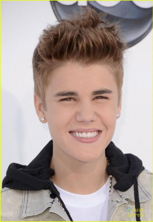 22 yaşındaki Swift’in ardından listenin ikinci sırasına ise 18 yaşındaki Kanadalı şarkıcı Justin Bieber bulunuyor.Bieber’ın albüm satışlarından, konserlerinden ve kurduğu şirketlerinden 55 milyon dolar kazandığı belirtildi.