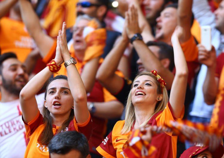 <p>GS Store’dan toplamda 1 milyon liralık forma ve kulüp ürünü satıldı. Bilet satışından ise 1.7 milyon TL’lik bir kazanç elde edildi.</p>