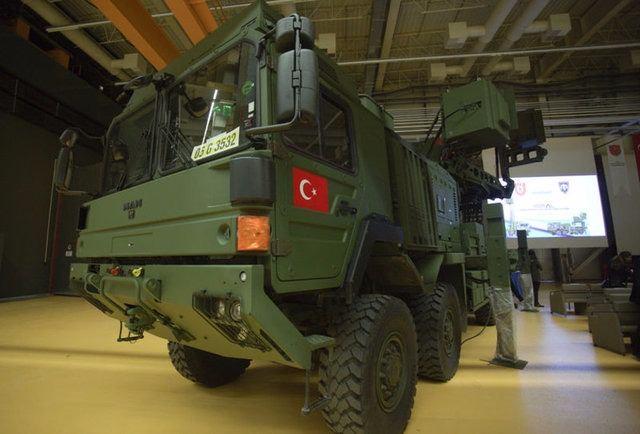 <p>Aktif elektronik taramalı birimler konusunda projede edinilen teknolojik birikim diğer birçok radar ve elektronik harp sistemlerinde de kullanılabilecek. Dünyada sayılı ülkede var olan bu teknoloji ülkemizin elektronik harp sektöründe geldiği aşamaya göstermesi bakımından da büyük öneme sahip bulunuyor.</p>
<p> </p>