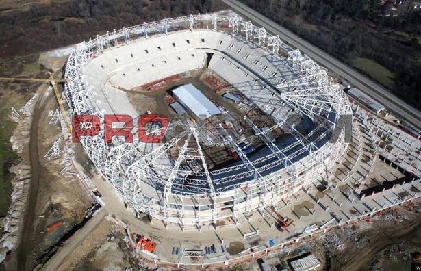 <p><strong>Samsun Stadı (33 bin seyirci kapasiteli) - </strong> Yapımı %65 seviyesinde devam ediyor.</p>
