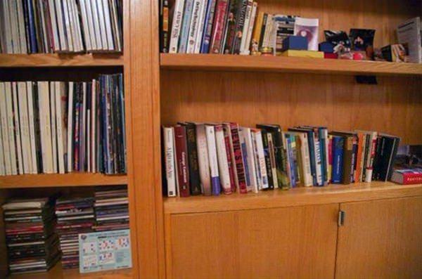 <p>Fakat Nainzadeh, odaya bu şekilde dönemiyor. Tekrardan yatak odasındaki kitaplığa gitmesi gerekiyor, çünkü odaya giriş sadece orada.</p>
<p> </p>
<p> </p>