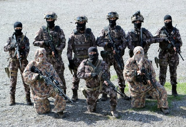 <p>Polis Özel Harekâtçıların, 10 kiloluk sırt çantasıyla 2 bin 500 metrelik yürüyüşü 15 dakikanın altında tamamlaması gerekiyor.<br />
<br />
<strong>Kaynak: HaberTürk</strong></p>
<p> </p>
