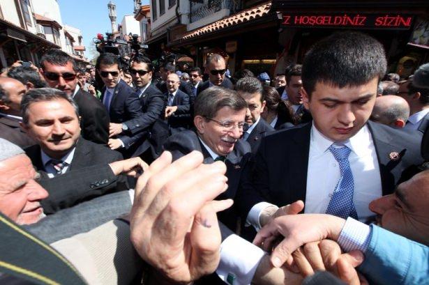 <p>Konya’da, Cuma namazını Kapu Cami'sinde kılan Başbakan Davutoğlu, vatandaşların sevgi gösterileri arasında camiden çıkarak esnaf ziyareti yaptı.</p>

<p> </p>
