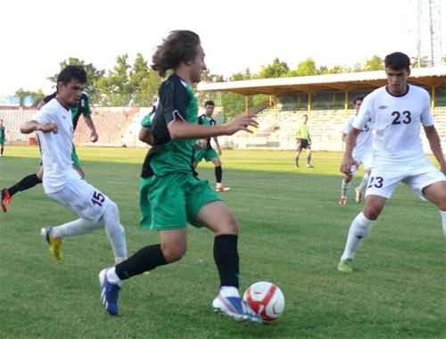 <p><strong>Fenerbahçe, genç futbolcuyu Panionios'a kiraladı</strong></p>

<p> </p>

<p>Fenerbahçe, genç oyuncusu Erdi Can Şehit'i Yunanistan ekibi Panionios'a kiraladı</p>

<p> </p>

<p>Fenerbahçe Genel Sekreteri Mahmut Uslu, Yunanistan basınına konuştu ve Panionios ile yaptıkları anlaşma doğrultusunda genç oyuncuları Erdi Can Şehit'i kiraladıklarını açıkladı.</p>

<p> </p>

<p>Uslu açıklamasında, "Panionios ile Erdi'nin kiralanması için anlaştık. Bizimle bazı oyuncuların kiralanması için temasa geçtiler ve sonuç olarak Erdi Can için anlaştık. 1+1 yıllık bir anlaşma yapıldı. Eğer 1 yıl sonunda memnun kalırlarsa, 250 bin euro bedelle kadrolarına katabilirler. İlk yıllarında başarılı olmuş bir oyuncu ve daha yüksek seviyede başarılı olup olmadığını, bizim takımımızda da bir yeri olup olmadığını göreceğiz" diye konuştu.</p>

<p> </p>

<p>Fenerbahçe'nin geçtiğimiz 2 yılda Tavşanlı Linyitspor, Kayseri Erciyesspor ve Kartalspor'a kiraladığı 20 yaşındaki oyuncu, Türkiye U16 ve U19 takımlarında da forma giydi.</p>
