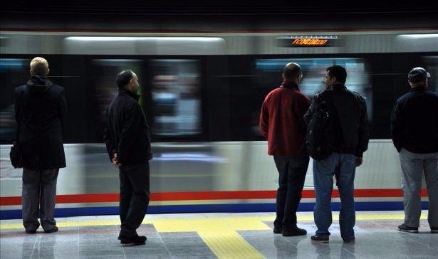 <p><strong>MARMARAY</strong><br />
<br />
9 Mayıs 2004 atılan ve İstanbul Boğazı’nın iki yakasını birleştiren Marmaray’ın Ayrılıkçeşme ve Kazlıçeşme arasındaki 14 km'lik bölümü 29 Ekim 2013 tarihinde hizmete açıldı. Açılan hatta 3'ü yeraltında olmak üzere toplam 5 istasyon bulunuyor. İstanbul'un Avrupa ve Asya yakalarındaki demiryolu hatlarını İstanbul Boğazı altından geçen bir tüp tünelle birleştiren Marmaray ile Halkalı ile Gebze arasında 76 km’lik mesafe 185 dakikadan 105 dakikaya düşecek</p>