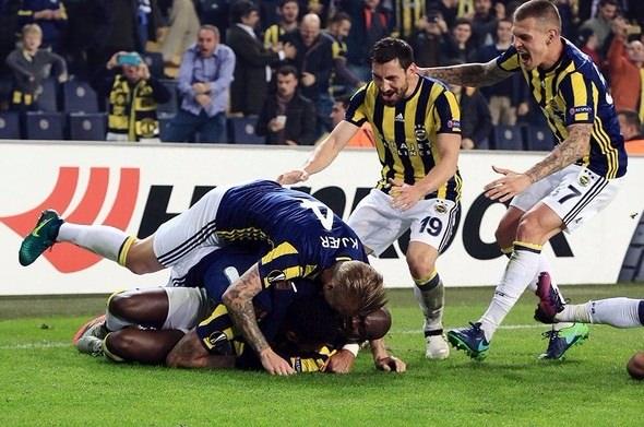<p>Son Akhisar galibiyetiyle yükselişini sürdüren, Kadıköy'de ise Manchester United'ı devirerek Avrupa'da ses getiren Fenerbahçe, derbi için de hazırlıklara devam ediyor. Peki Akhisar deplasmanında Mehmet Topal'ı, milli arada da Jeremain Lens'i kaybeden Kanarya'da Advocaat'ın 11'i de büyük oranda şekillendi. İşte Fenerbahçe'nin muhtemel Galatasaray derbisi 11'i...</p>
