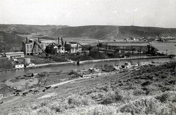 <p><strong>Silahtarağa elektrik santrali.. 1940 lar..</strong></p>

<p>İstanbulun elektriğini 1952 yılına kadar tek başına sağladı..<br />
Şimdinin Bilgi Üniversitesi Santralistanbul'u..<br />
Silahtarağa Elektrik Santrali, Silahtarağa Termik Santrali ya da kısaca Silahtarağa Santrali, İstanbul'da bulunan eski bir enerji üretim tesisidir.1914 yılında, Osmanlı İmparatorluğu döneminde kurulan kömür yakıtlı santral, kurulduğu tarihten, kapılarını kapattığı 1983 yılına değin İstanbul'un enerji gereksiniminin karşılanmasında kullanıldı.</p>
