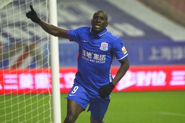<p>Demba Ba</p>

<p>Kara Kartal'da 1 sezon forma giydikten sonra, 13 milyon Euro'yla Çin'in Shanghai Shenhua'ya satıldı. Ba, geçtiğimiz sezonun devre arasında kiralanarak Beşiktaş'la şampiyonluk da yaşamış oldu.</p>
