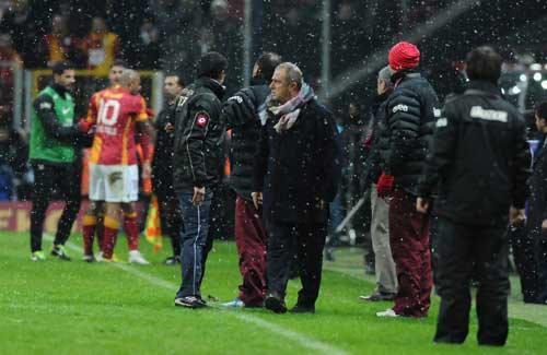 Tecrübeli hoca yedek kulübesinden çıkarak oyuncusunu çıkarmak için 4. hakemin yanına gitti.
