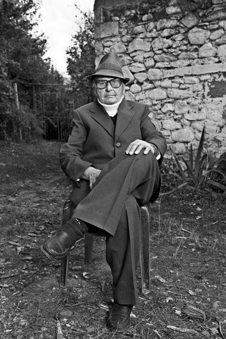 <p>Kadınların, mülk edinmesinin ve çalışmasının çok kısıtlı olduğu dönemin Arnavut toplumunda Leke Dukagjin Kanunu, kadınlara erkek kıyafetleri giydikleri, saçlarını kısa kestirdikleri ve hiçbir zaman erkeklerle cinsel ilişkiye girmeme sözü verdikleri taktirde, erkeklerin yararlandığı haklardan faydalanma hakkı tanımış.</p>