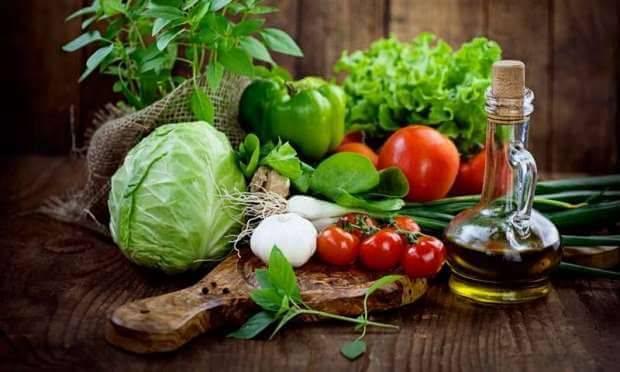 <p>Lif, vitamin, mineral ve enzimler için taze meyve ve sebze tüketmeye özen gösterin. Lokal üretilen meyve sebzelerden uzak durun. </p>