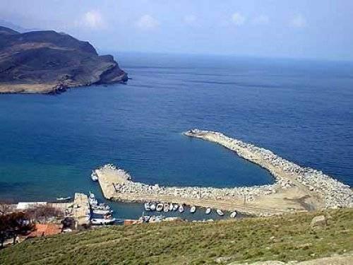 <p>Ege'nin ikiz kardeşleri Kaleköy'de Türkiye'nin en son günbatımını yaşamak, Zeytinli'de dibek kahvesi içmek ve Hristo'nun tatlılarını yemek isterseniz Gökçeada'ya yelken açın. Rum köylerini tek tek gezin.</p>
