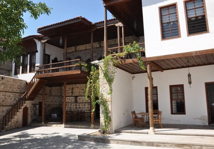 <p>Kahramanmaraş<br />
<br />
Nüfusu: 1 112 634  <br />
Toplam otomobil sayısı: 120 291<br />
​Kaç kişiye bir otomobil düşüyor: 9,2</p>
