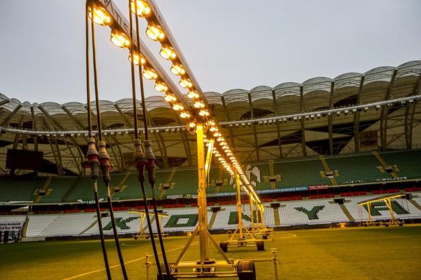 <p>Futbol topu görünümündeki 42 bin kişilik Konya Büyükşehir Torku Arena'nın çimlerinin daha kaliteli olabilmesi için, dünyada kullanımı yeni olan özel bir cihazla her gün suni güneş ışığı veriliyor. Bu sistemler belirli sayıda lambayı üzerinde taşıyan iki alüminyum panelden oluşuyor ve bünyesinde bulunan tekerleklerle hareket ettiriliyor. TLS 400 dediğimiz model, 400 metrekare, TLS 80 dediğimiz model ise 80 metrekare alana ısı ve ışık yayıyor.</p>

<p> </p>
