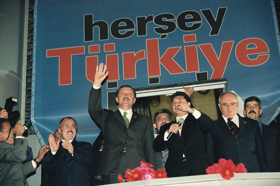 <p>AK Parti, seçimlerde yüzde 34.43 oy ile birinci parti olarak sandıktan çıkmasının ardından zaferi AK Parti Genel Merkezi'nde kutladı. Pasta kesilen kutlamalara Genel Başkan Recep Tayyip Erdoğan ile partinin ileri gelenleri, milletvekilleri ile partililer katıldı.<br />
<br />
- 4/11/2002</p>
<p> </p>
<p> </p>