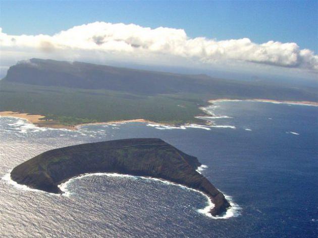 6)Niihau Yöreye özgü vahşi yaşamı koruma amaçlı çoğu ziyaretçiye kapalı egzotik Hawaii adası. Niihau, yerleşime müsait en büyük yedinci Hawaii adası. Bu adada hiçbir yol asfaltlı değil. Ayrıca burada su tesisatı, elektrik, mağaza veya restoran da yok.