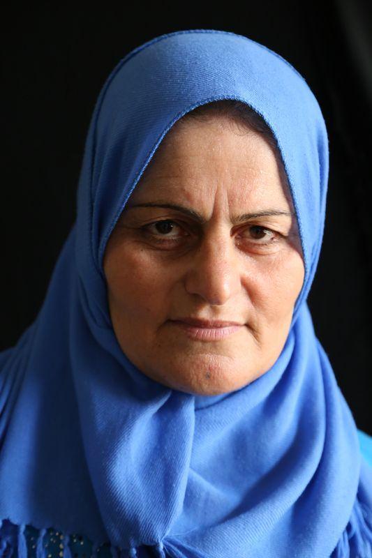 <p>2 yıldır Reyhanlı'da hayatına devam eden 37 yaşındaki İlhem Yusuf , doğuştan bedensel engelli olmasına karşın hayatta olduğuna seviniyor. Yakın akrabasıyla tek odalı evde yaşamını sürdüren Yusuf, ülkesinde kardeşlerini bırakmanın üzüntüsünü yaşıyor. Suriye'de sevdiklerini de toprağa veren Hama'lı Yusuf, tekrar vatanına döneceği günü iple çekiyor.</p>