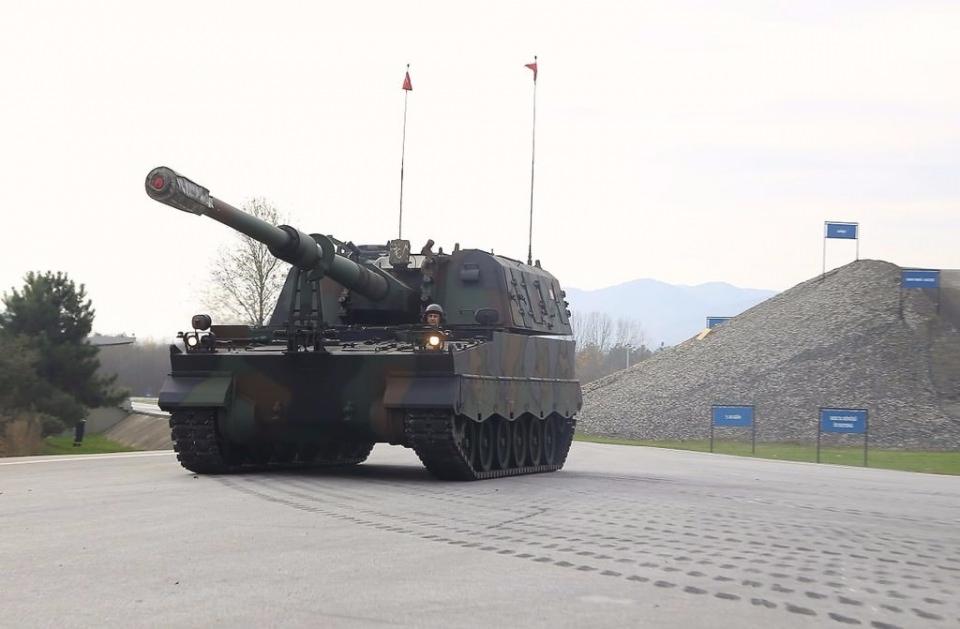 <p><strong>MÜHİMMAT</strong></p>
<p>M107 (HE): 18 km<br />
M549A1 (RAP/HE): 30 km<br />
ERFB/BB: +40 km</p>