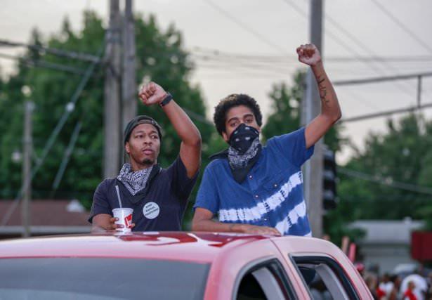 <p>St. Louis&rsquo;in Ferguson semti sakinleri, Michael Brown isimli silahsız siyahi gencin cumartesi gecesi &ouml;ld&uuml;r&uuml;ld&uuml;ğ&uuml; yer başta olmak &uuml;zere bir&ccedil;ok noktada protesto eylemleri yaptı.</p>
