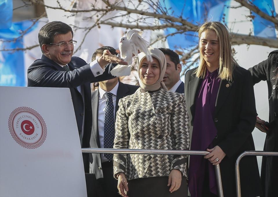 <p>Başbakan Ahmet Davutoğlu, Mardin ziyareti sırasında Yeşilli ilçesinde vatandaşlara hitap etti. </p>
