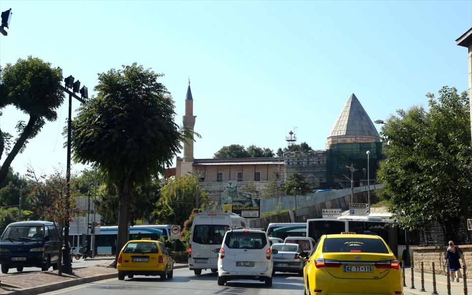 <p>Alaaddin Camisi'nin, Türkiye'nin en önemli Selçuklu eserlerinin başında geldiğini ifade eden Ertem, tarihi ibadethanenin, kente kimlik kazandırdığını, "Konya" denilince akla Mevlana Müzesi ile bu caminin geldiğini vurguladı.</p>
