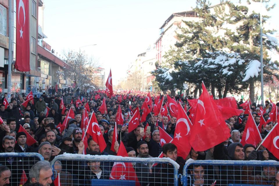 <p>Bingöl'de "Şehitlere Saygı ve Milli Birlik Yürüyüşü" düzenlendi. Merkez Yenişehir Mahallesi'ndeki Saat Kulesi önünde toplanan vatandaşlar, "Şehitler ölmez vatan bölünmez", "Bayrağa uzanan eller kırılsın" , "Vatan sana canım feda" ve "Zalimler için yaşasın cehennem" sloganları atarak, terör örgütü PKK'yı ve hain saldırılarını kınadı.</p>
<p></p>